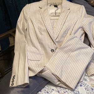 White House Black Market women’s tailored fully lined pant suit.